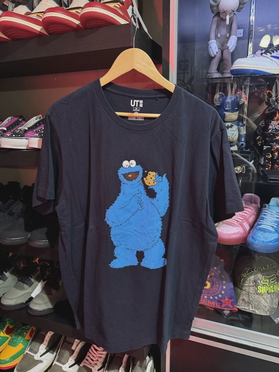 KAWS Navy Blue  T Shirt Cookie Monster XL • Pre-Owned [6766]