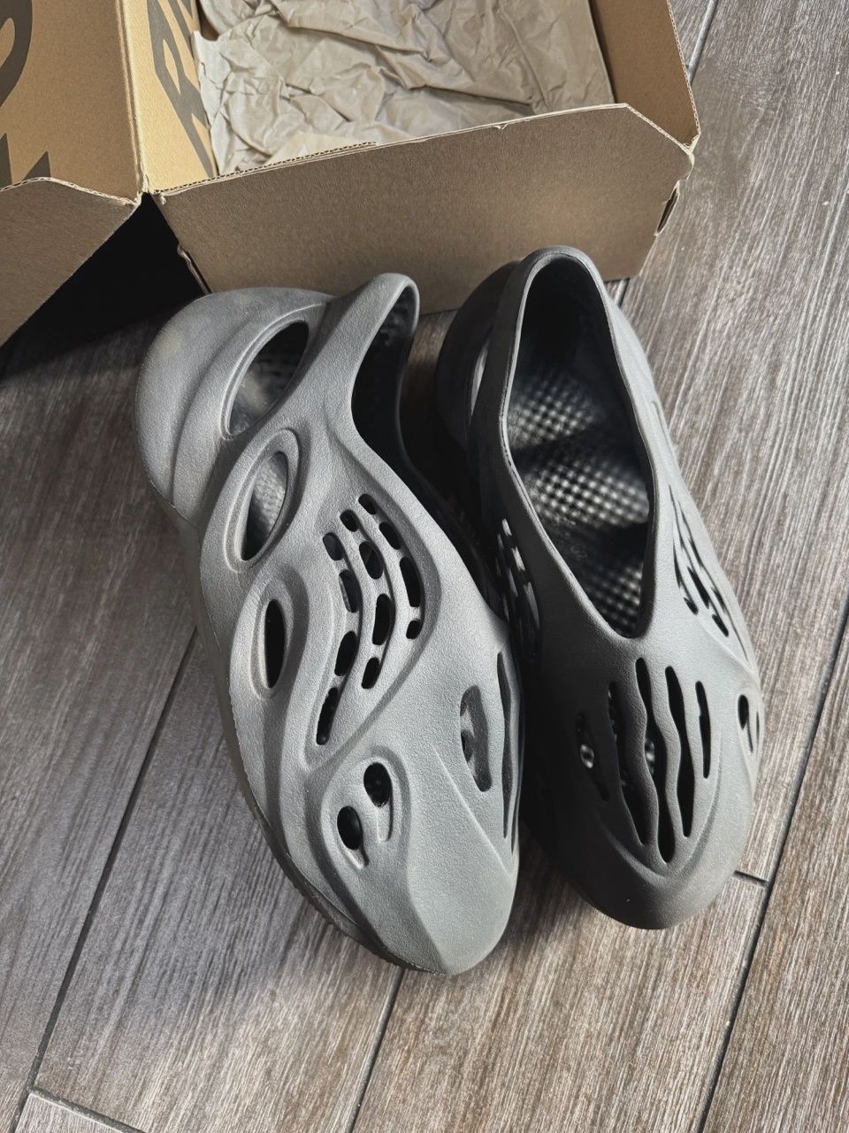 adidas Yeezy Foam RNR Onyx • Pre-Owned [4764]