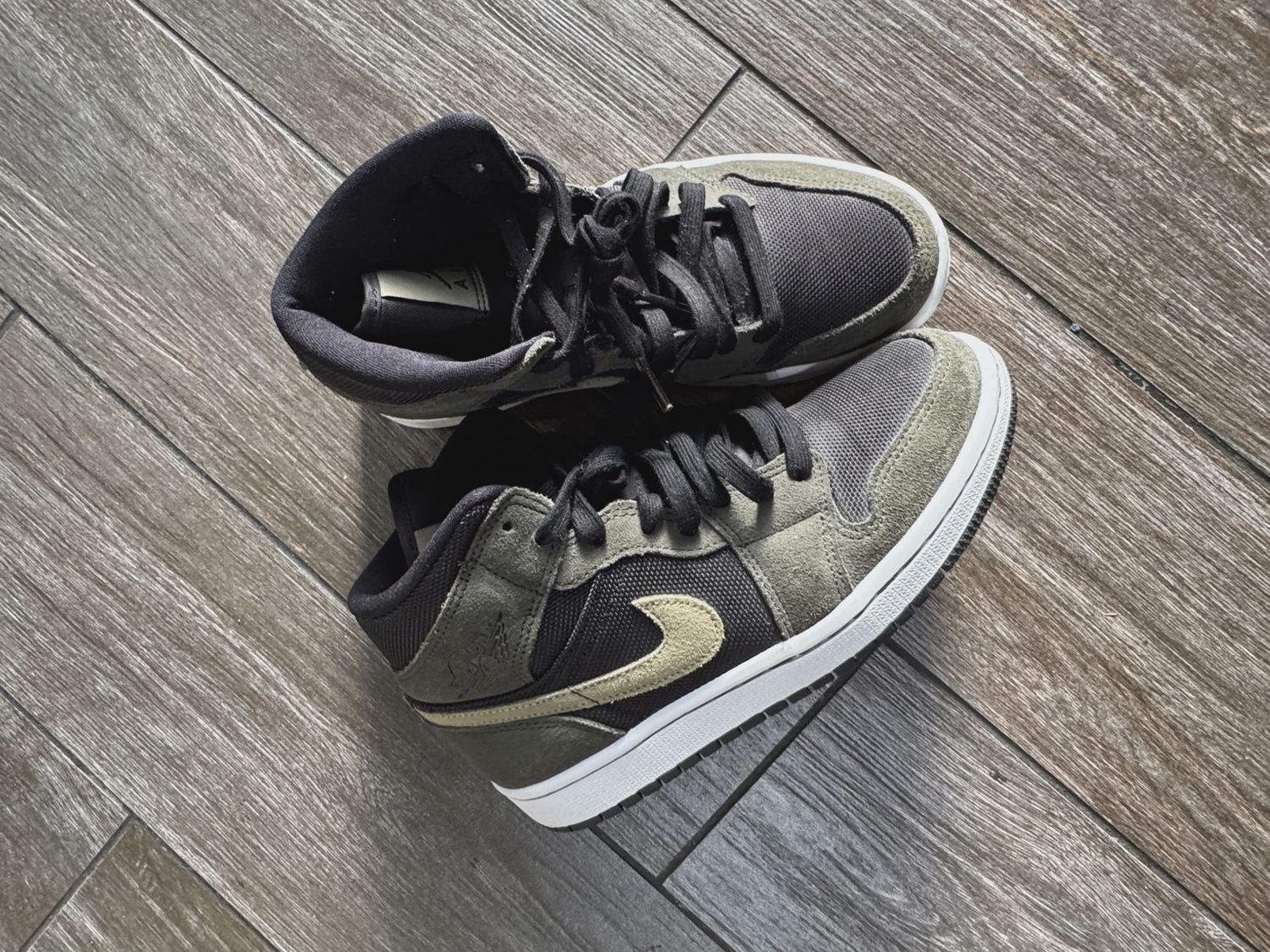Jordan 1 Mid Military Olive (Women&#39;s) • Pre-Owned [1434]