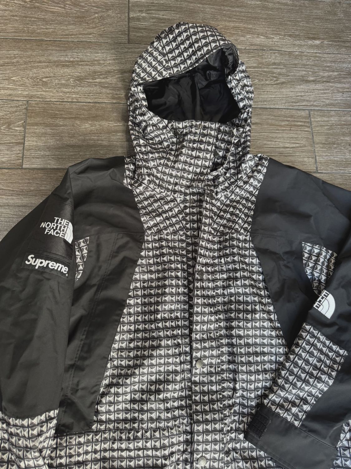 Supreme The North Face Studded Mountain Light Jacket Black size Medium • Pre-Owned [2372]