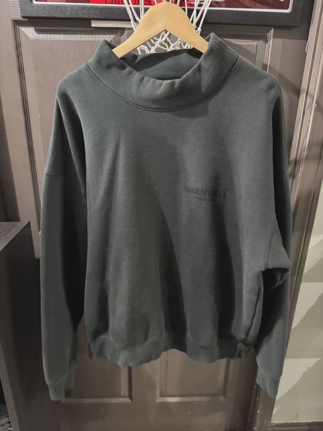 Essentials Black Crewneck size Large • Pre-Owned [7180]