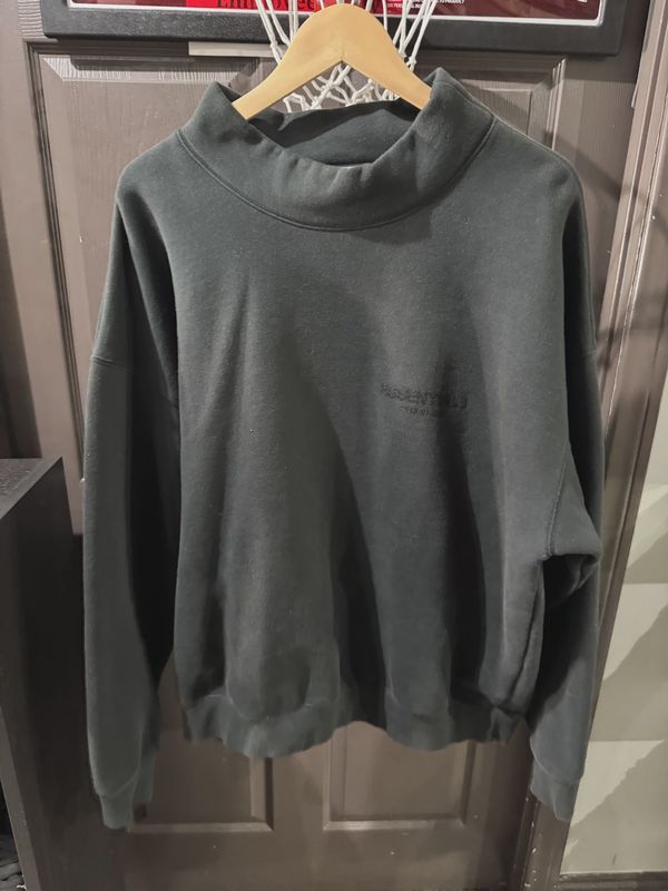 Essentials Black Crewneck size Large • Pre-Owned [7180]