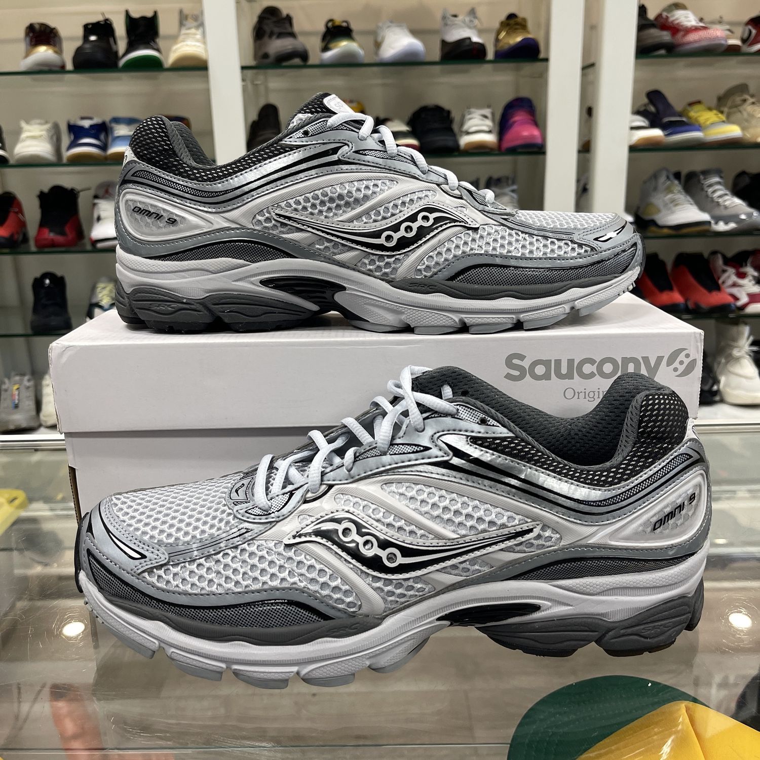 Saucony Men&#39;s ProGrid Omni 9 Shoes Grey/White, Product Condition: Pre-Owned, Shoe Size: US M 13