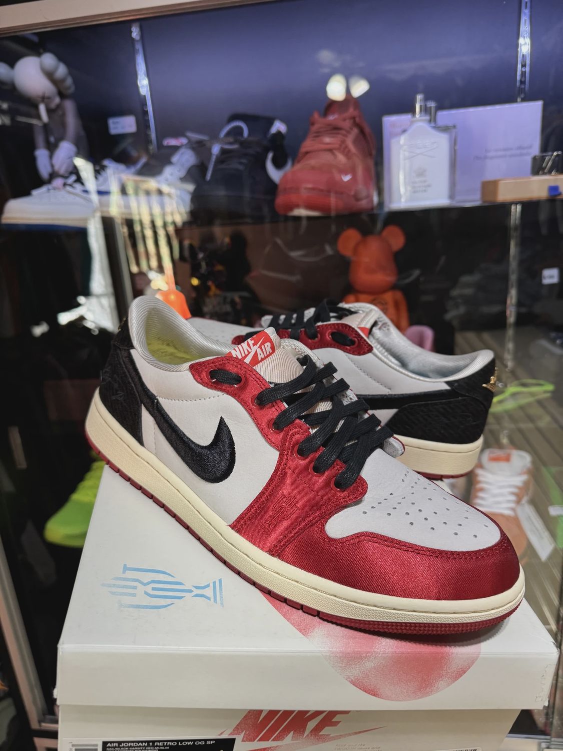 Jordan 1 Retro Low OG Trophy Room Rookie Card Away • Pre-Owned [5571]