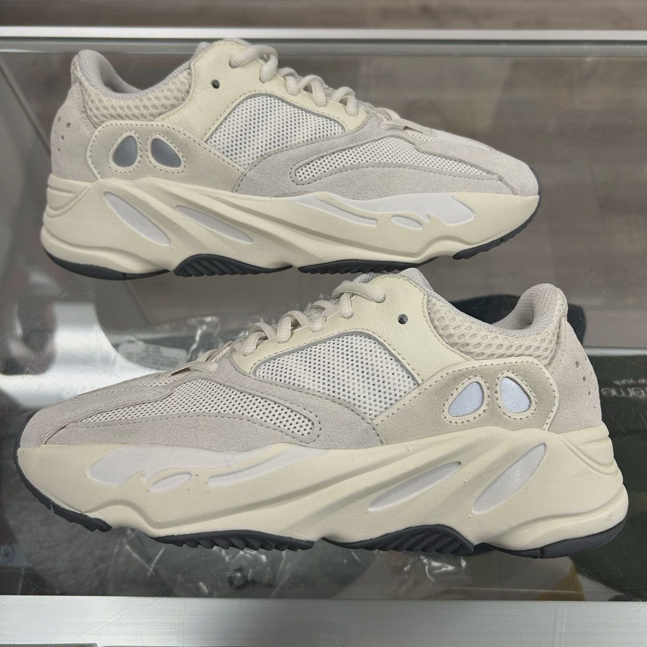 adidas Yeezy Boost 700 Analog • Pre-Owned [6729]