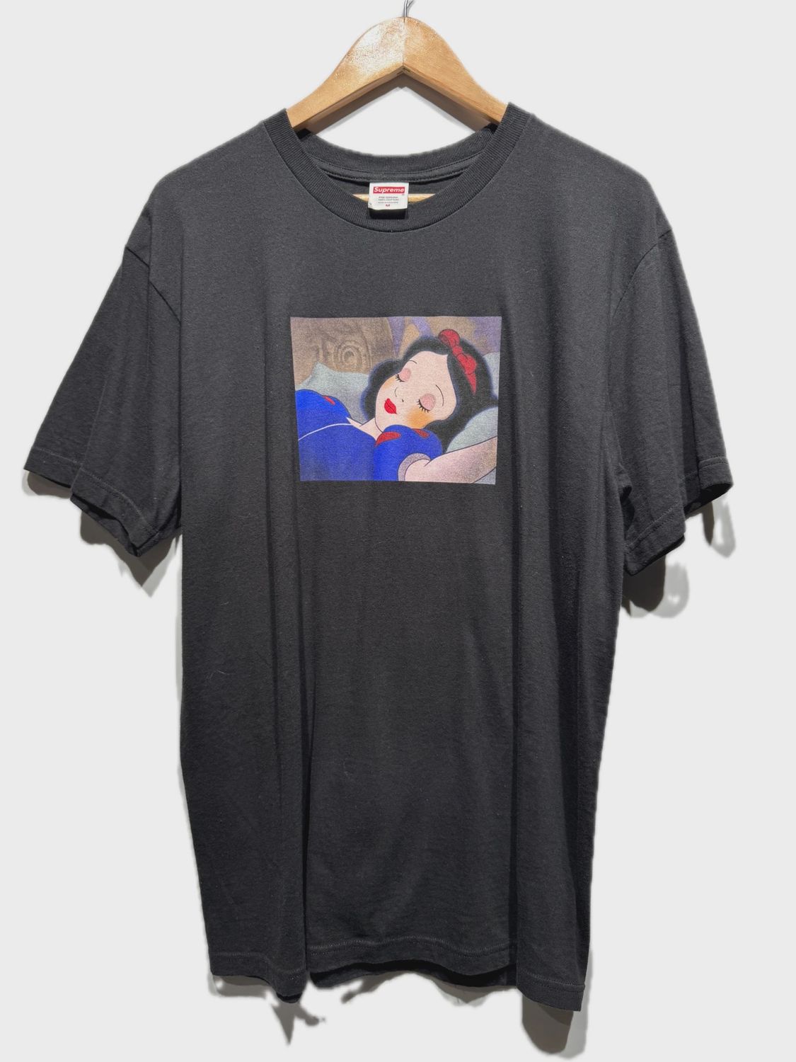 Supreme Snow White Black Tee size Medium • Pre-Owned [4617]