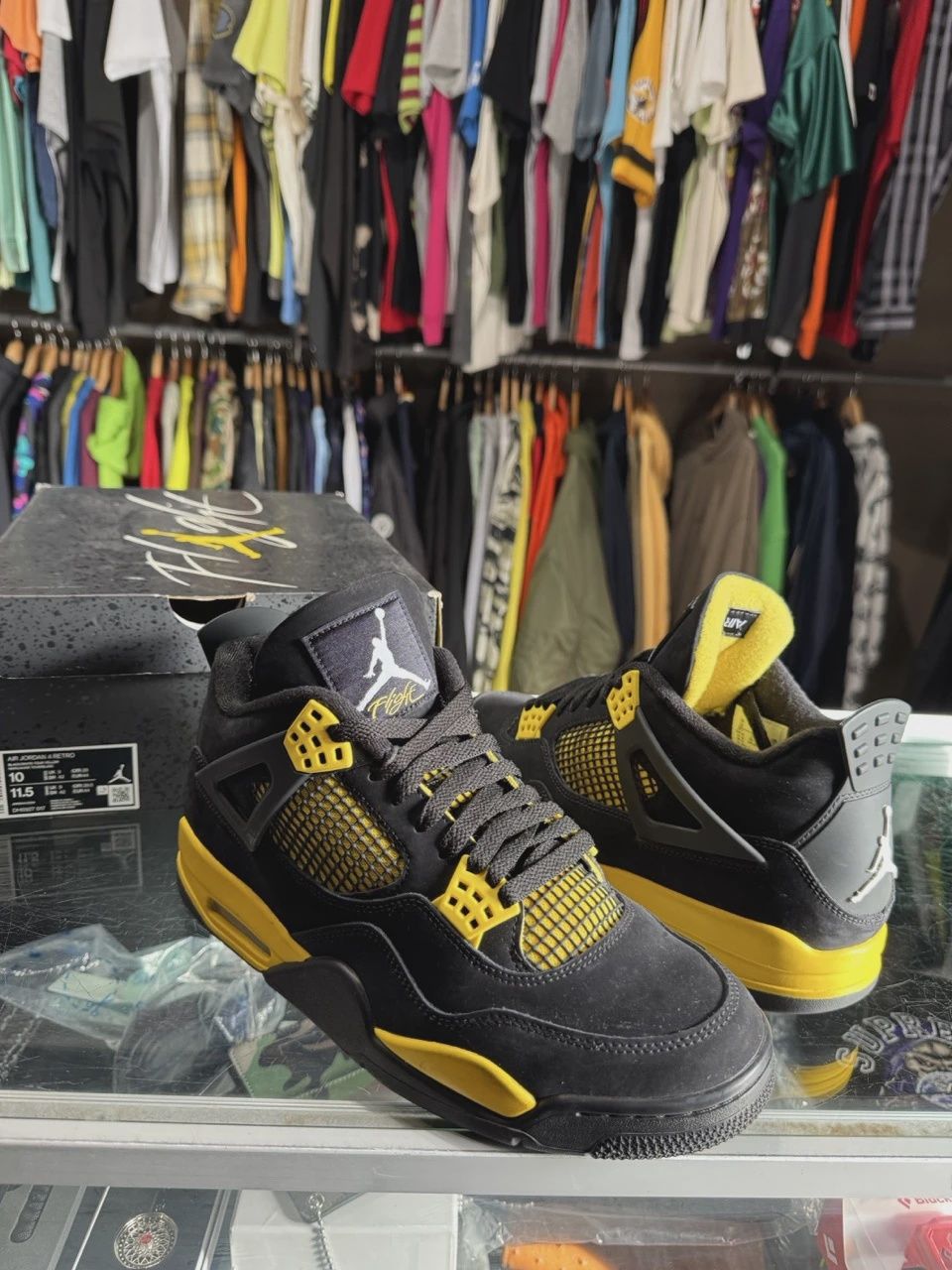 Air Jordan 4 Retro Thunder (2023) • Pre-Owned [7738]
