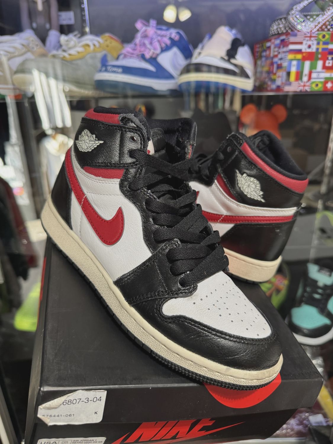 Air Jordan 1 Retro High Black Gym Red (Grade School) • Pre-Owned [1982]