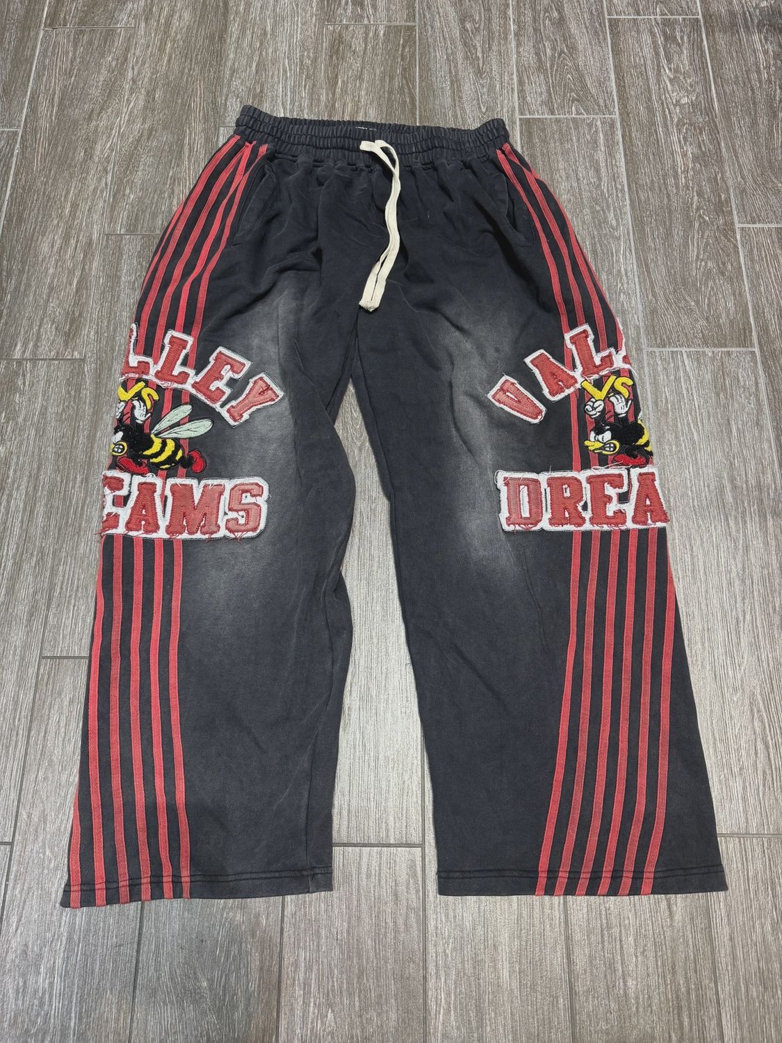 Vale Forever Valley Dreams Angry Bee Sweats size Medium • Brand New [9399]