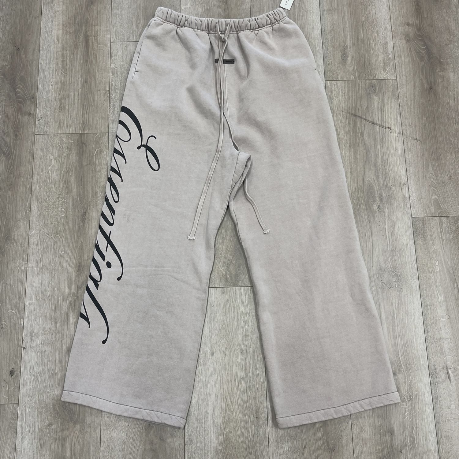 Fear of God ESSENTIALS Smoke Grey Script Logo Lounge Fleece Baggy Sweatpants • Brand New [2092]