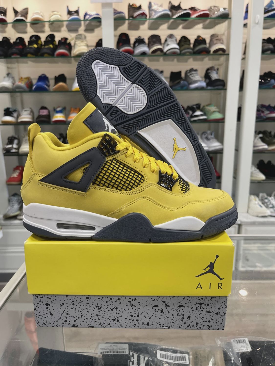 Air Jordan 4 Retro Lightning (2021) • Pre-Owned [7864]
