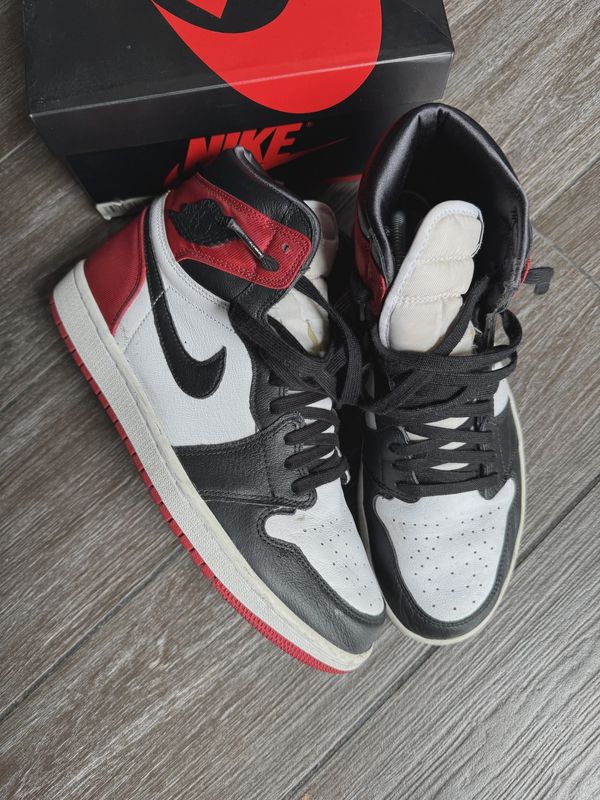 Air Jordan 1 Retro High Satin Black Toe (Women's) • Pre-Owned [7698]