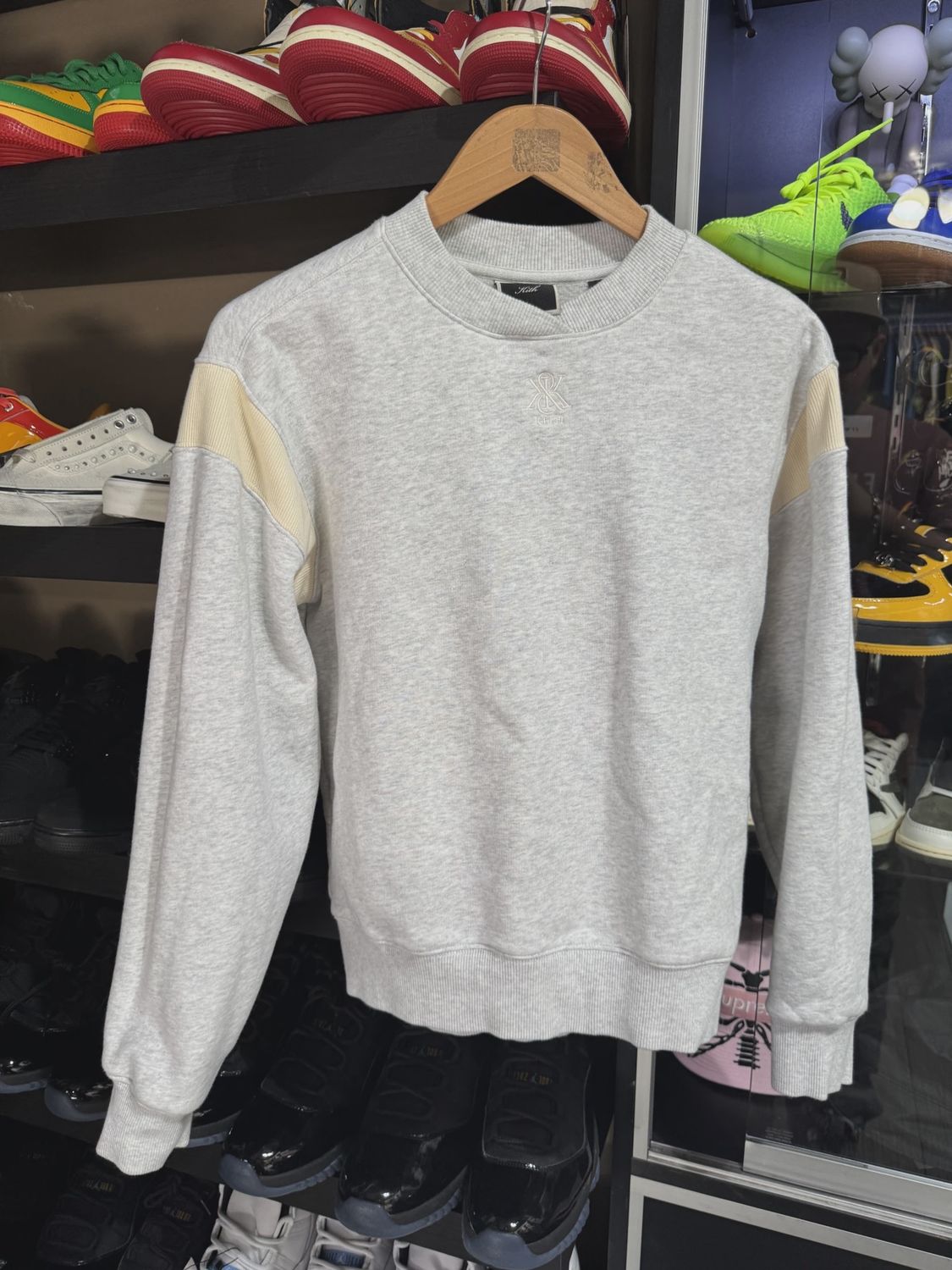 Kith Merch Light Grey Crewneck XS • Pre-Owned [8333]