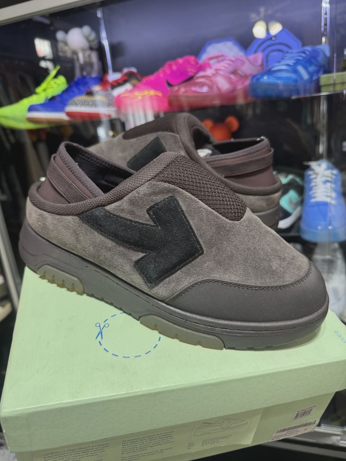 Off White Slippers • Pre-Owned [8576]