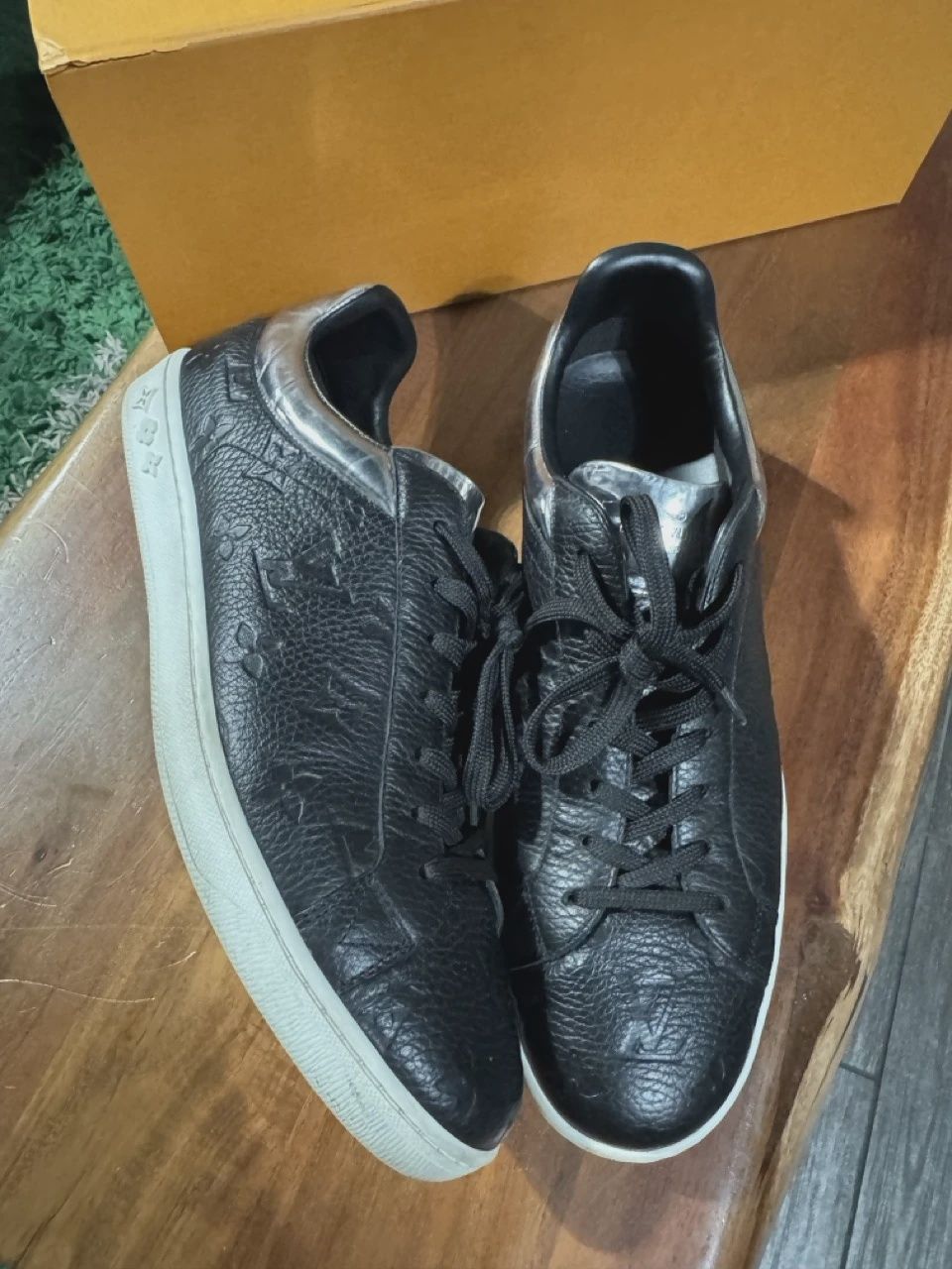 Louis Vuitton Sneaker • Pre-Owned [8573]