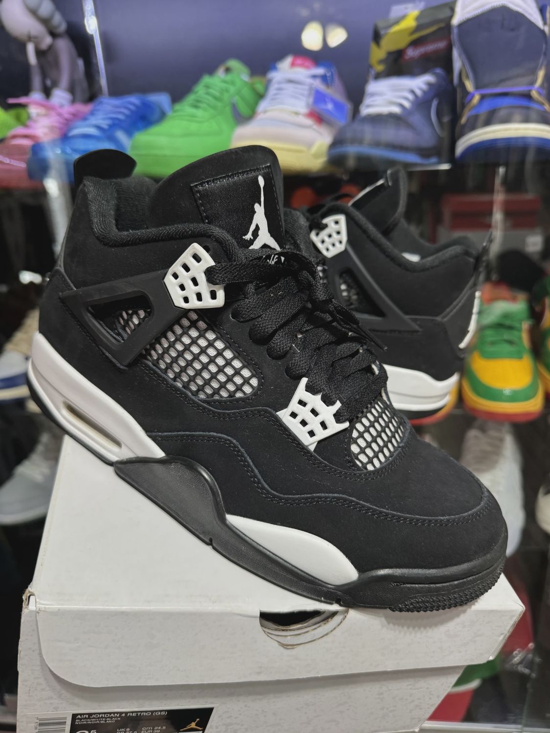 Air Jordan 4 Retro White Thunder (Grade School) • Pre-Owned [7519]