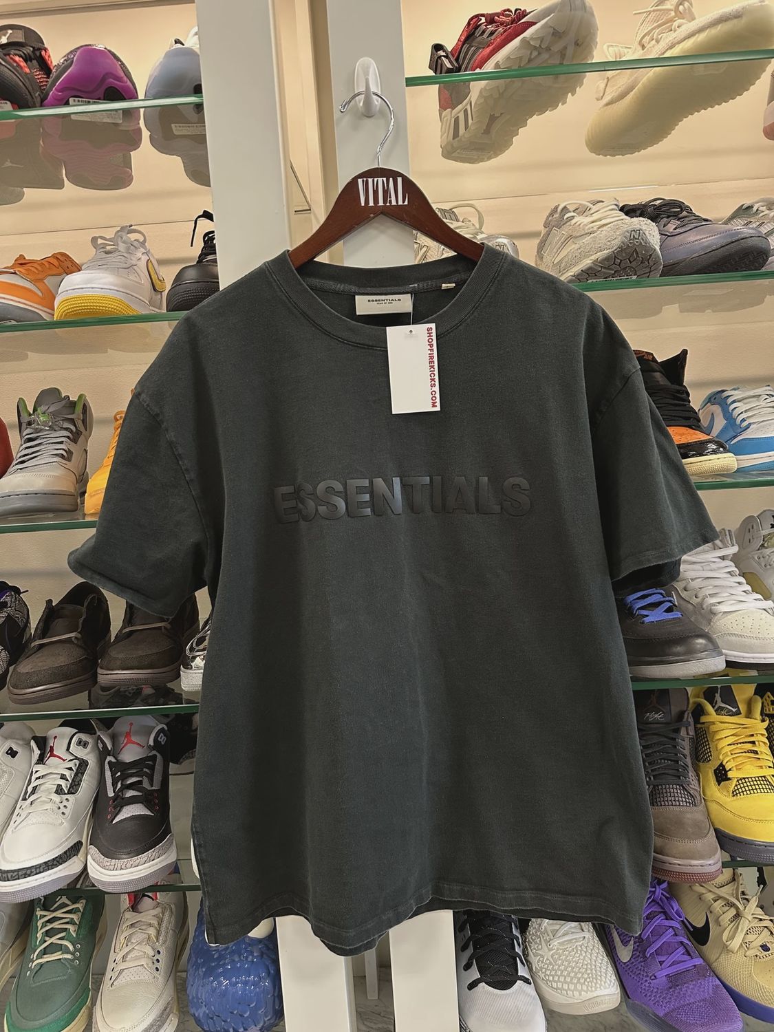 Essentials black tee • Pre-Owned [3749]