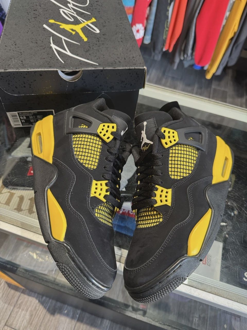 Air Jordan 4 Retro Thunder (2023)  • Pre-Owned [4039]