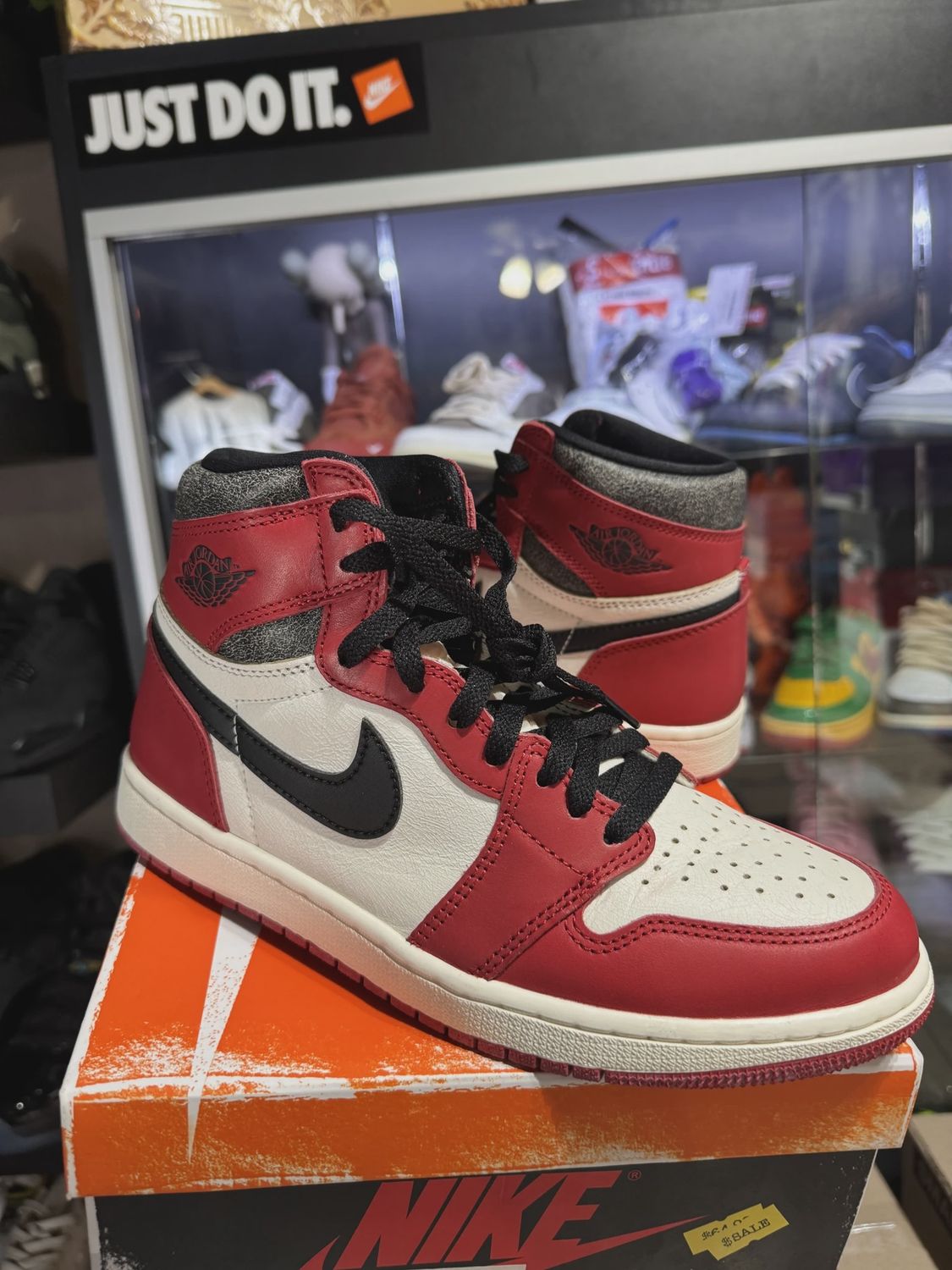 Air Jordan 1 Retro High Original Chicago Lost and Found (Size 8.5) • Pre-Owned [9182]