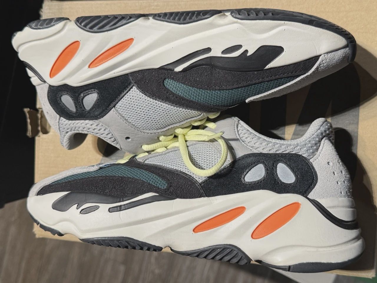 adidas Yeezy Boost 700 Wave Runner • Pre-Owned [6263]