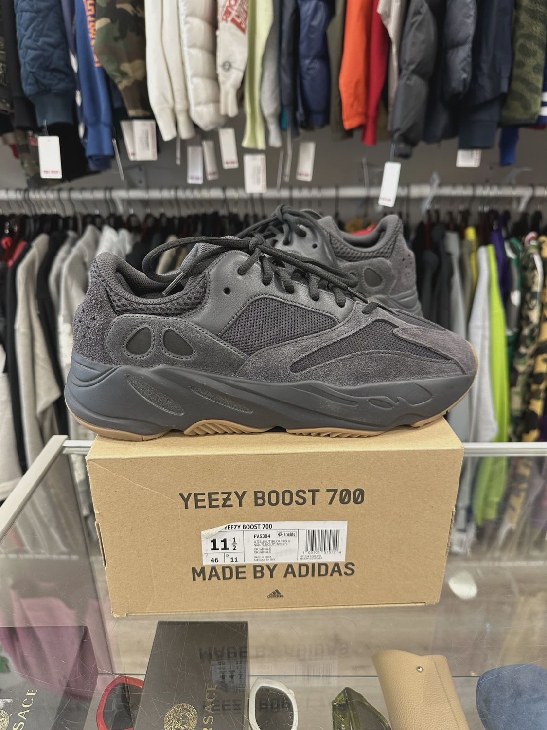adidas Yeezy Boost 700 Utility Black • Pre-Owned [9095]