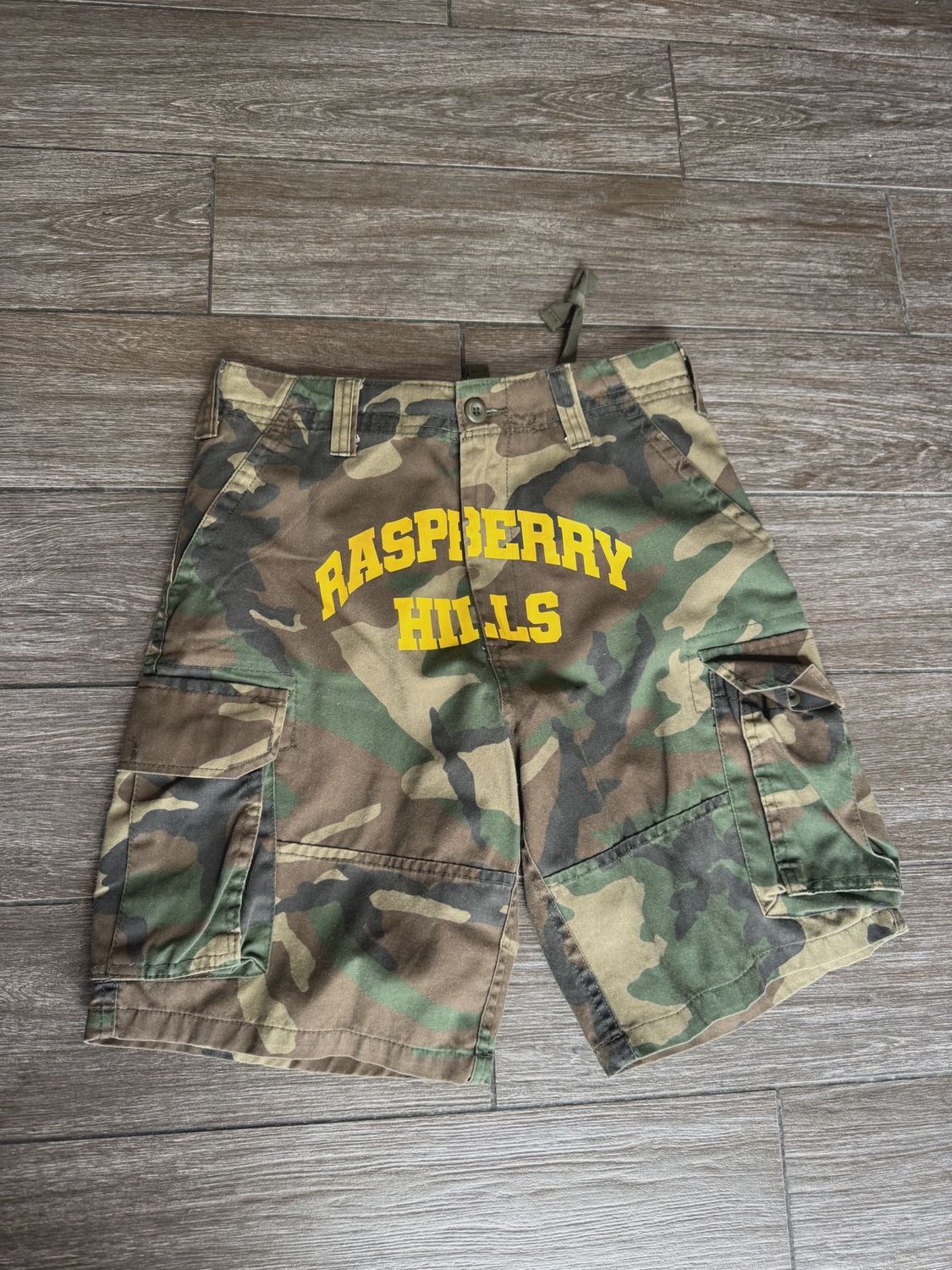 Raspberry Hills Camo Shorts (size Small) • Pre-Owned [8278]