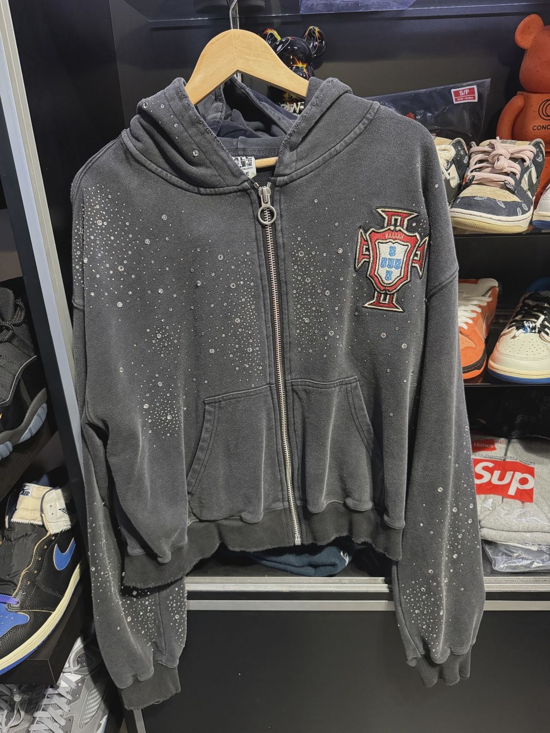 Vale Forever Crest Grey Zip Up size L • Pre-Owned [5438]