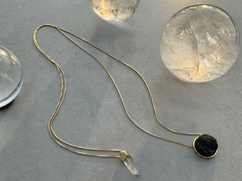 Escapulário Cosmic Cristal e Turmalina Negra dourado