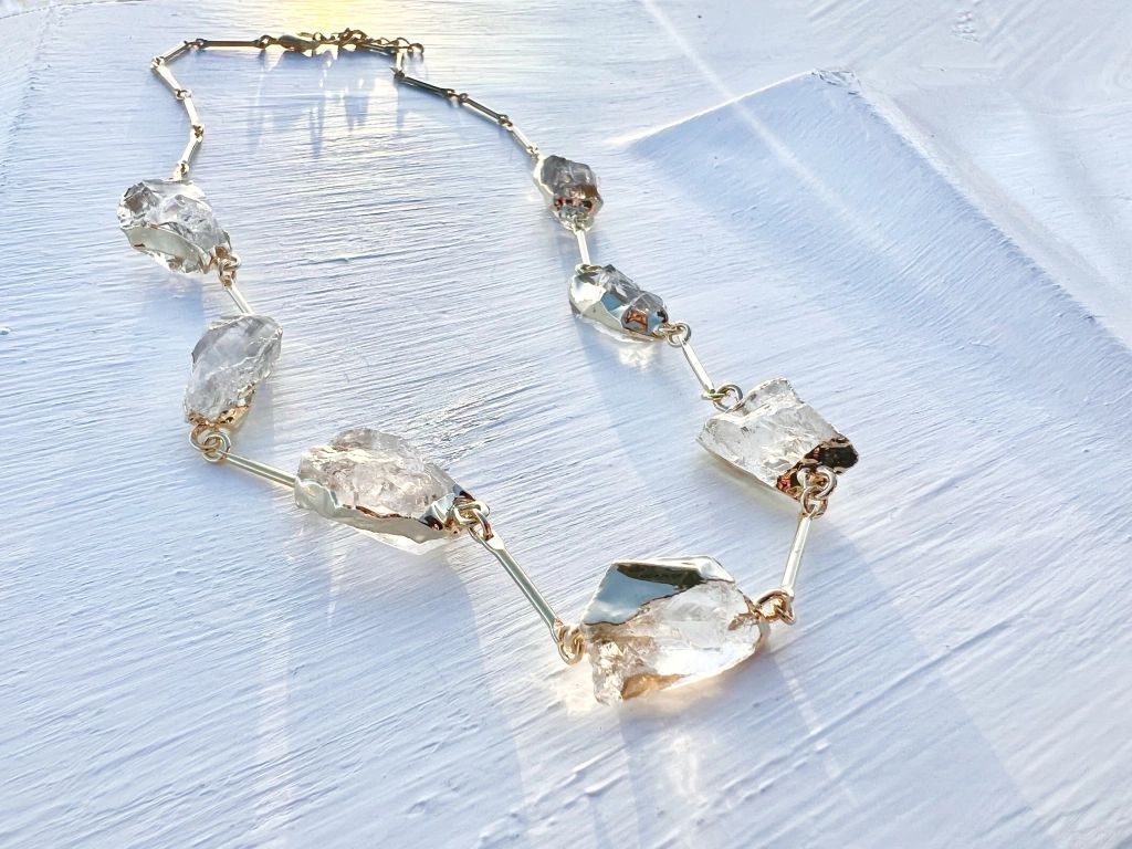 Eleva Crystal Necklace Gold