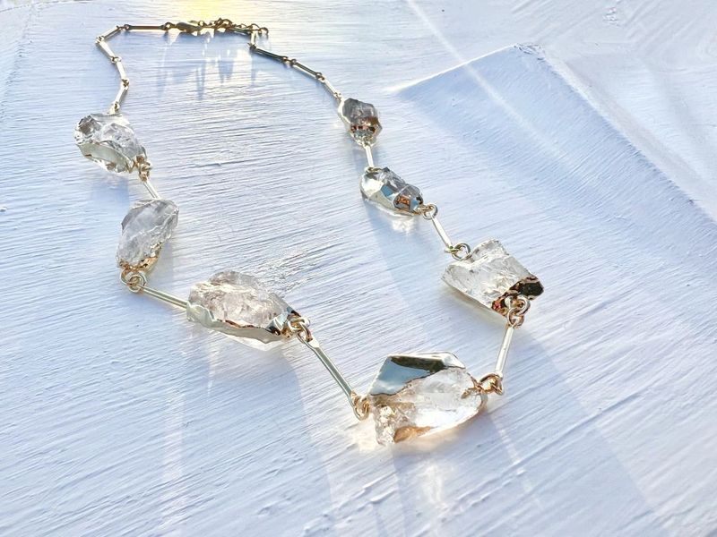 Eleva Crystal Necklace Gold