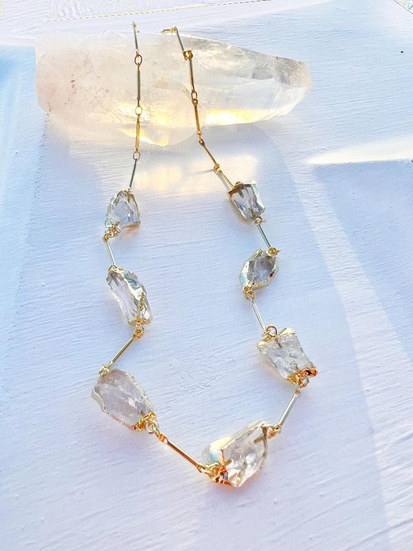 Eleva Crystal Necklace Gold
