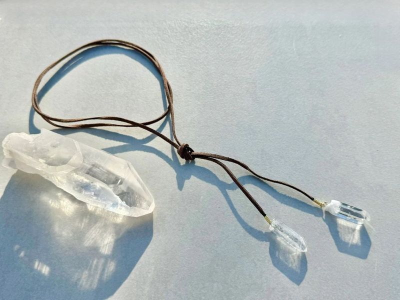 Colar Courinho Maya Marrom Cristal dourado