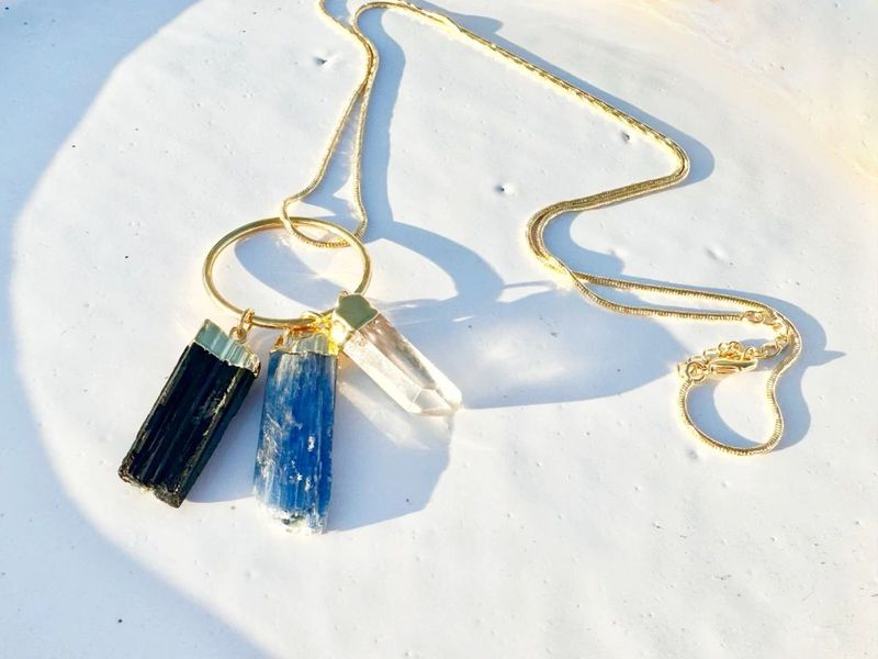 Colar Amuleto Cianita Azul Cristal e Turmalina Negra dourado