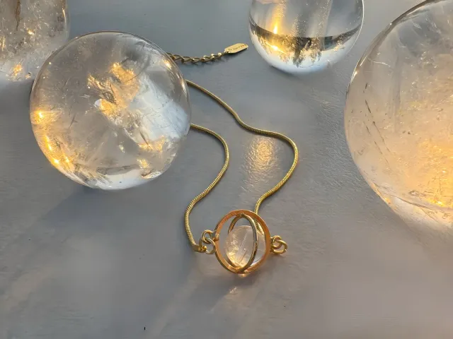Gargantilha Planet Cristal dourado