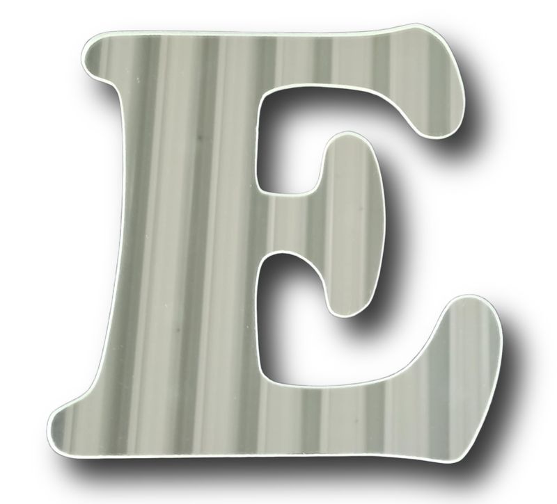 Duże litery z czcionki Cooper Black​ ze srebrnego lustra