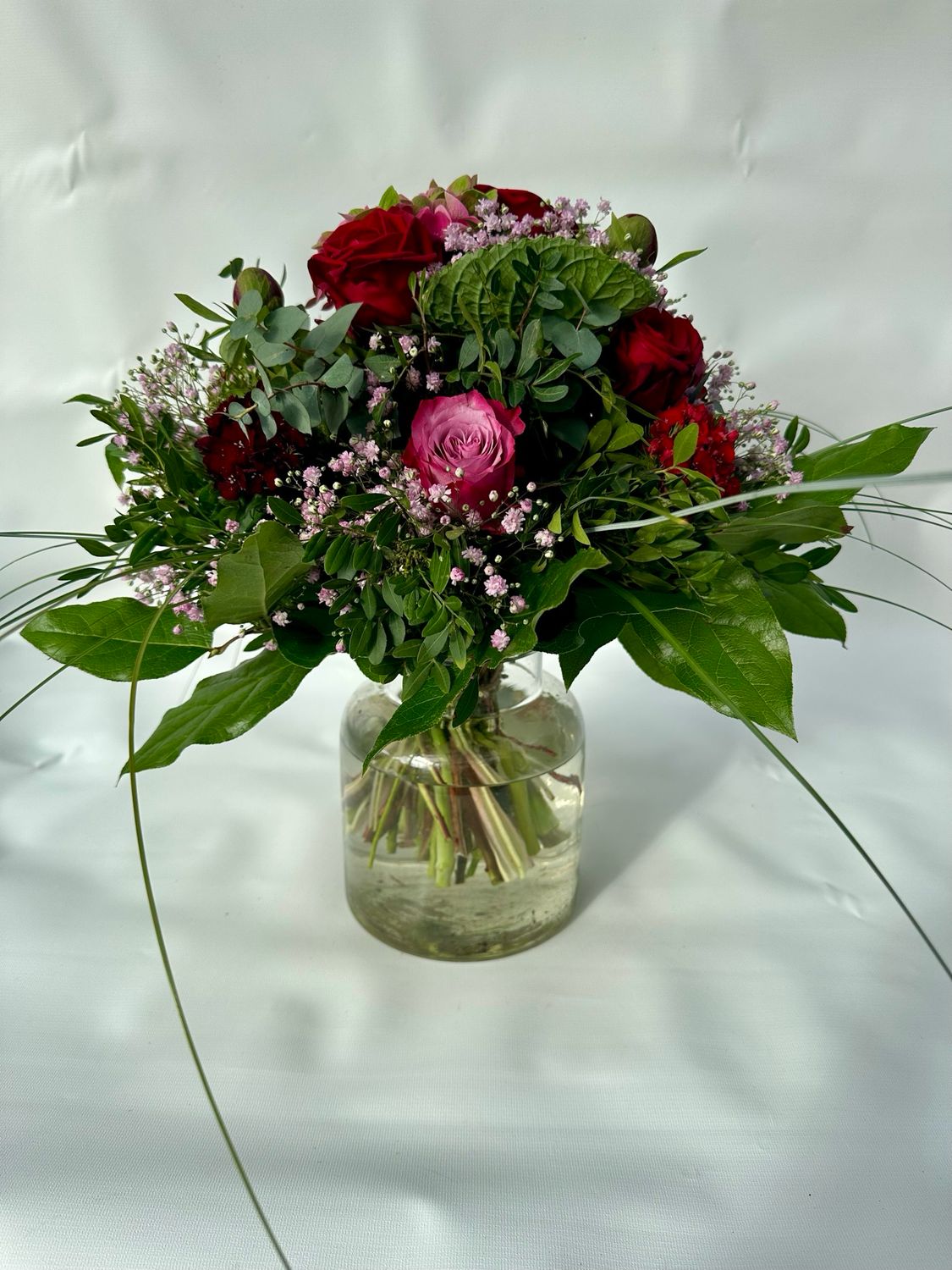 Blumenstrauß der Saison-kompakt gebunden Blumenstrauß der Saison-kompakt gebunden