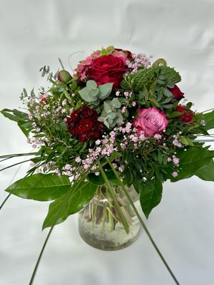 Blumenstrauß der Saison-kompakt gebunden