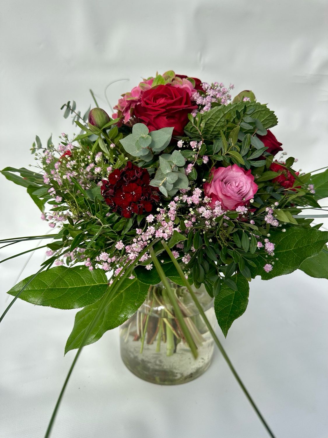 Blumenstrauß der Saison-kompakt gebunden