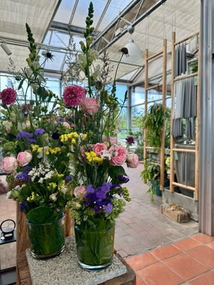 Gesteck der Saison, inklusive Glas Gesteck der Saison, inklusive Glas