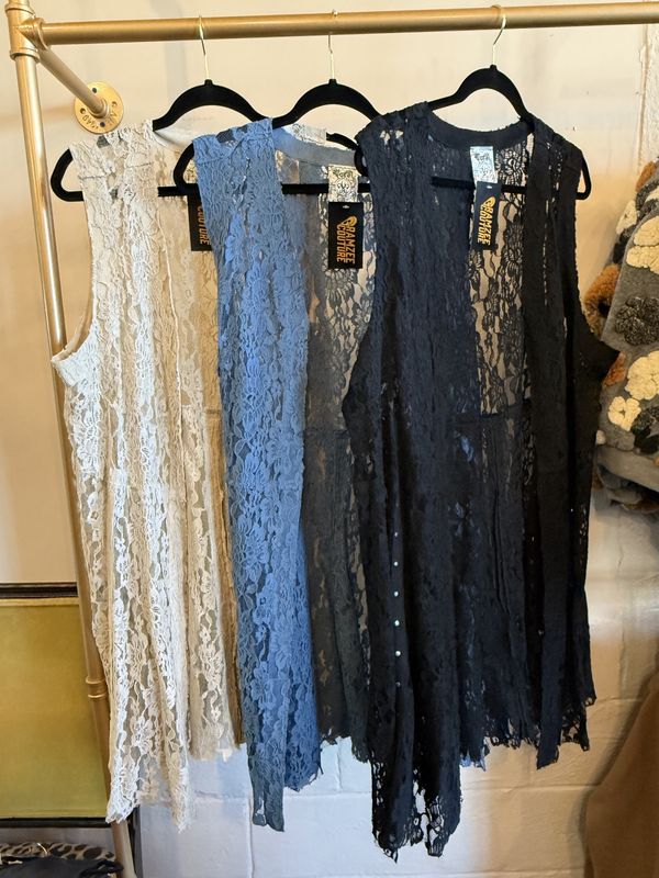Sleeveless lace vest Plus