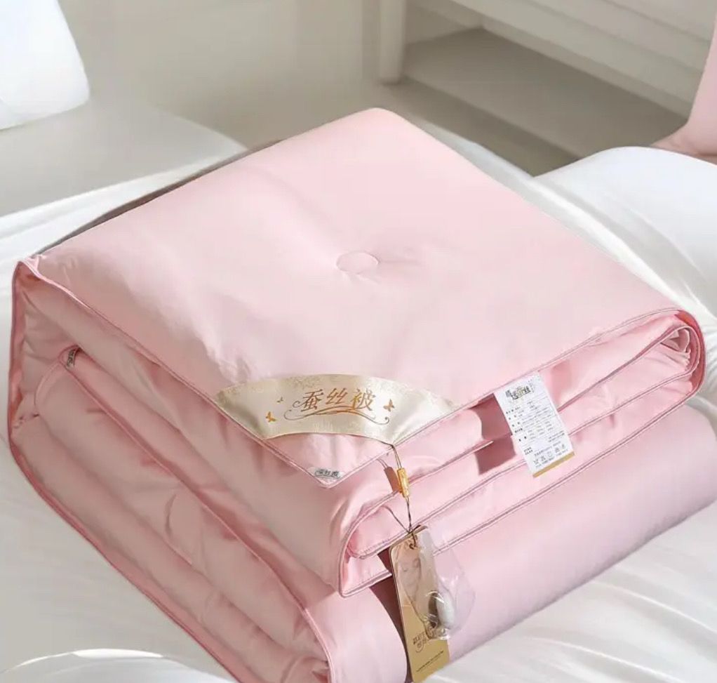 Luxurious Silk Quilt - Ultra-Soft & Breathable All-Season Comforter with Contemporary Design, Hand Wash Only, Perfect for Bedroom or Guest Room