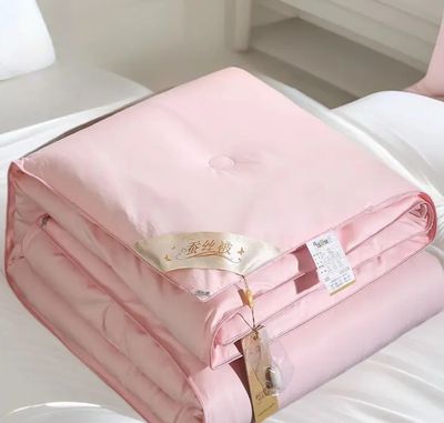 Luxurious Silk Quilt - Ultra-Soft & Breathable All-Season Comforter with Contemporary Design, Hand Wash Only, Perfect for Bedroom or Guest Room