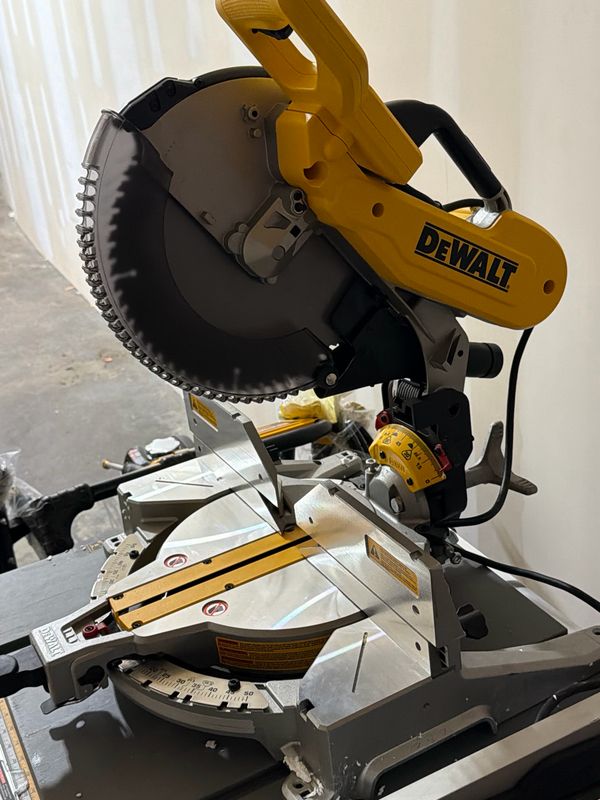 DEWALT Sliding Compound Miter Saw – Excellent Condition – Tested &amp; Works Great