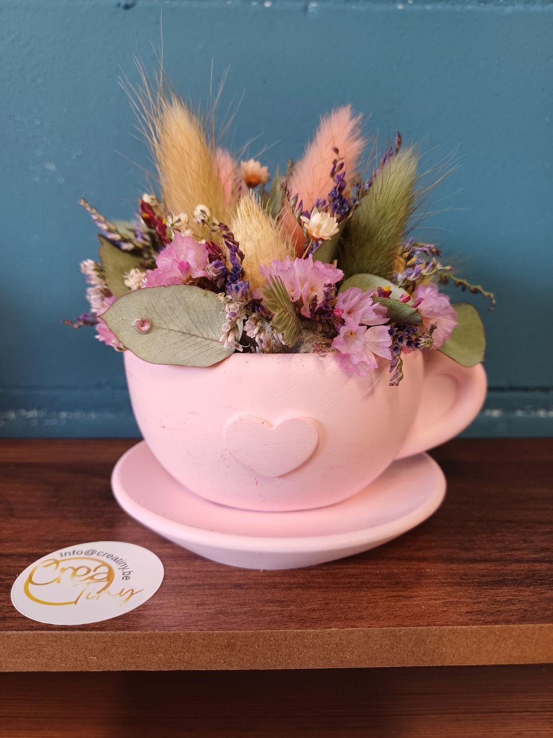 Gips tas met onderbordje en droogbloemen