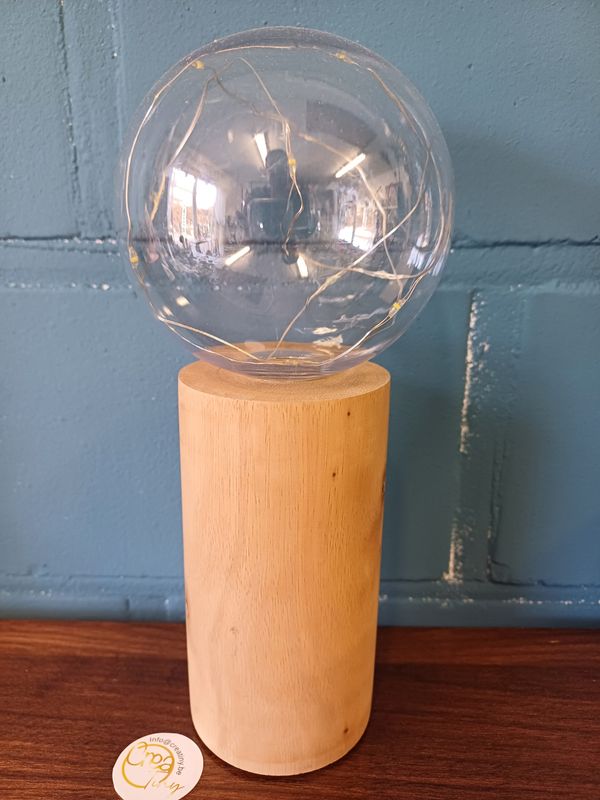 Decoratieve lamp op houten staander