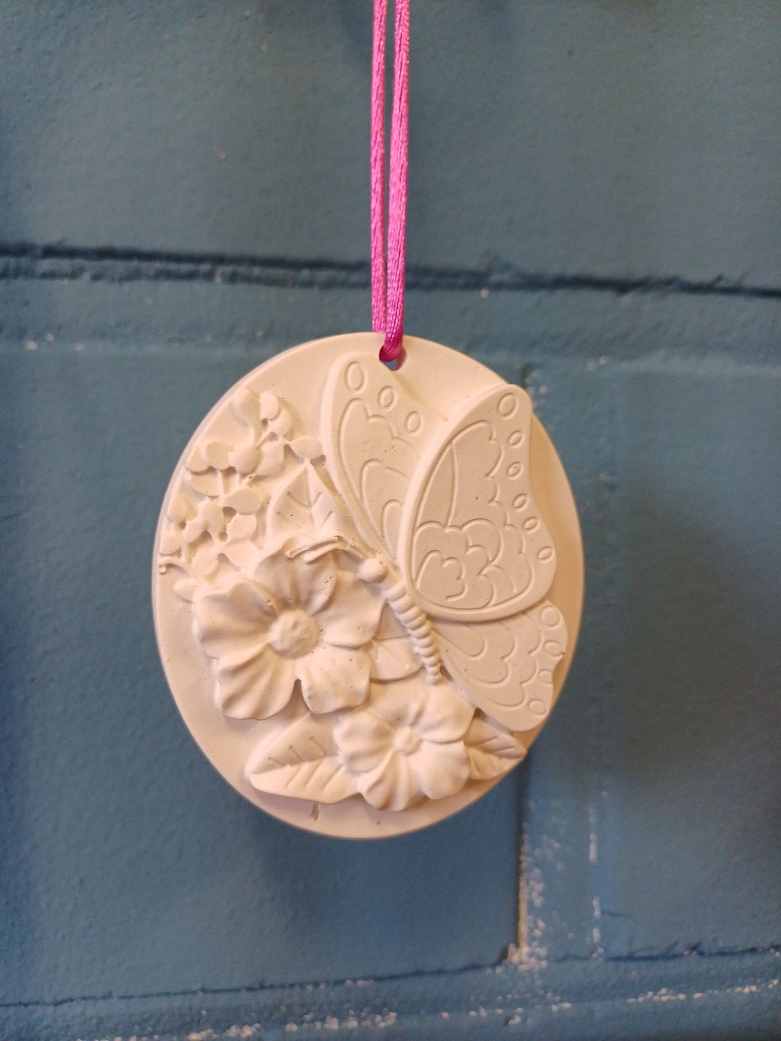 Hanger met vlinder en bloemen