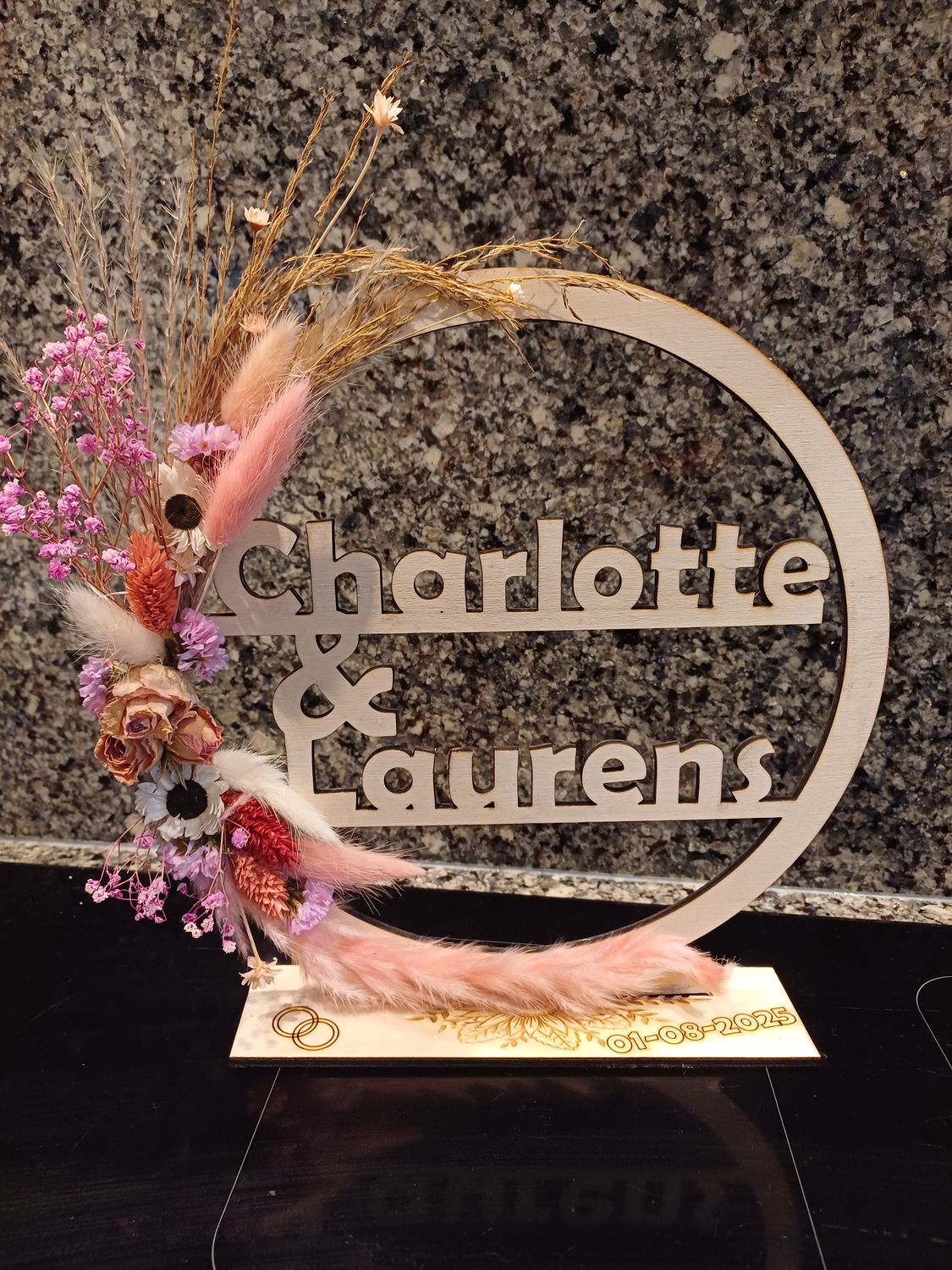Houten naamcirkel met droogbloemen