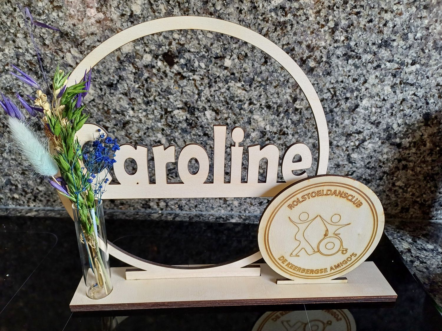 Houten naamdecoratie met logo en bloementube
