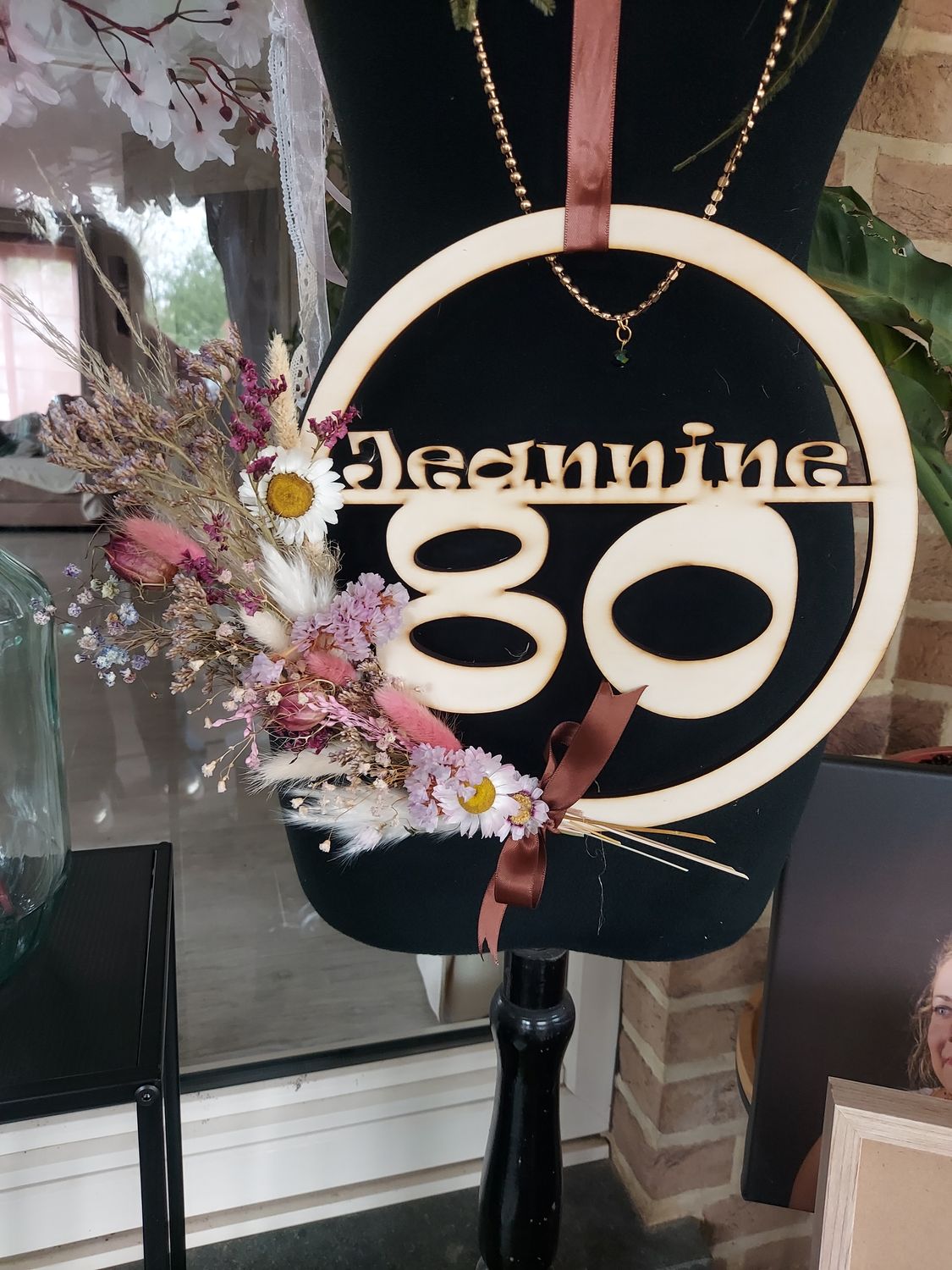 Houten naamcirkel hanger met droogbloemen