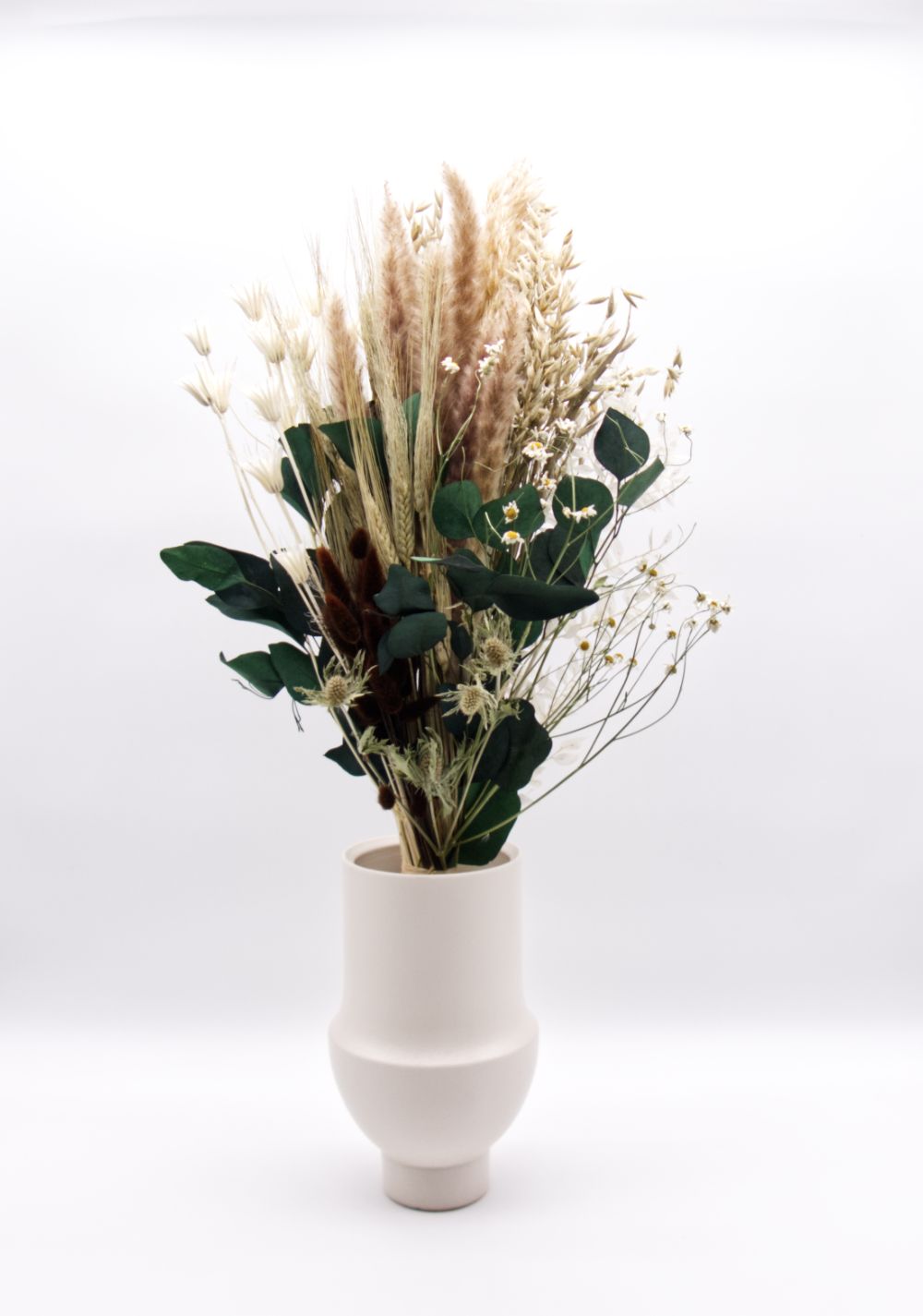 Natural bouquet in earthy tones